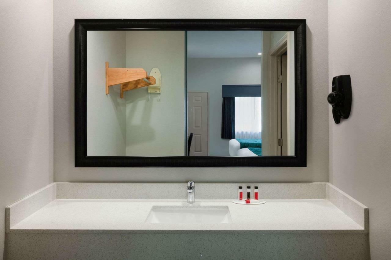 Americas Best Value Inn Houston Willowbrook Exterior photo